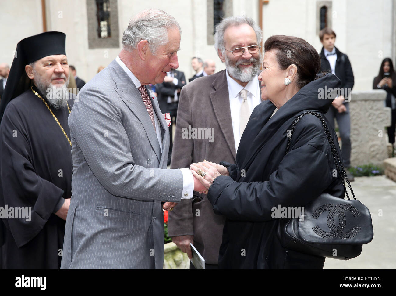 Le Prince de Galles est accueilli par la Princesse Marina Sturdza au cours d'une visite pédestre de la vieille ville de Bucarest, Roumanie le troisième jour de sa tournée européenne de neuf jours. Banque D'Images