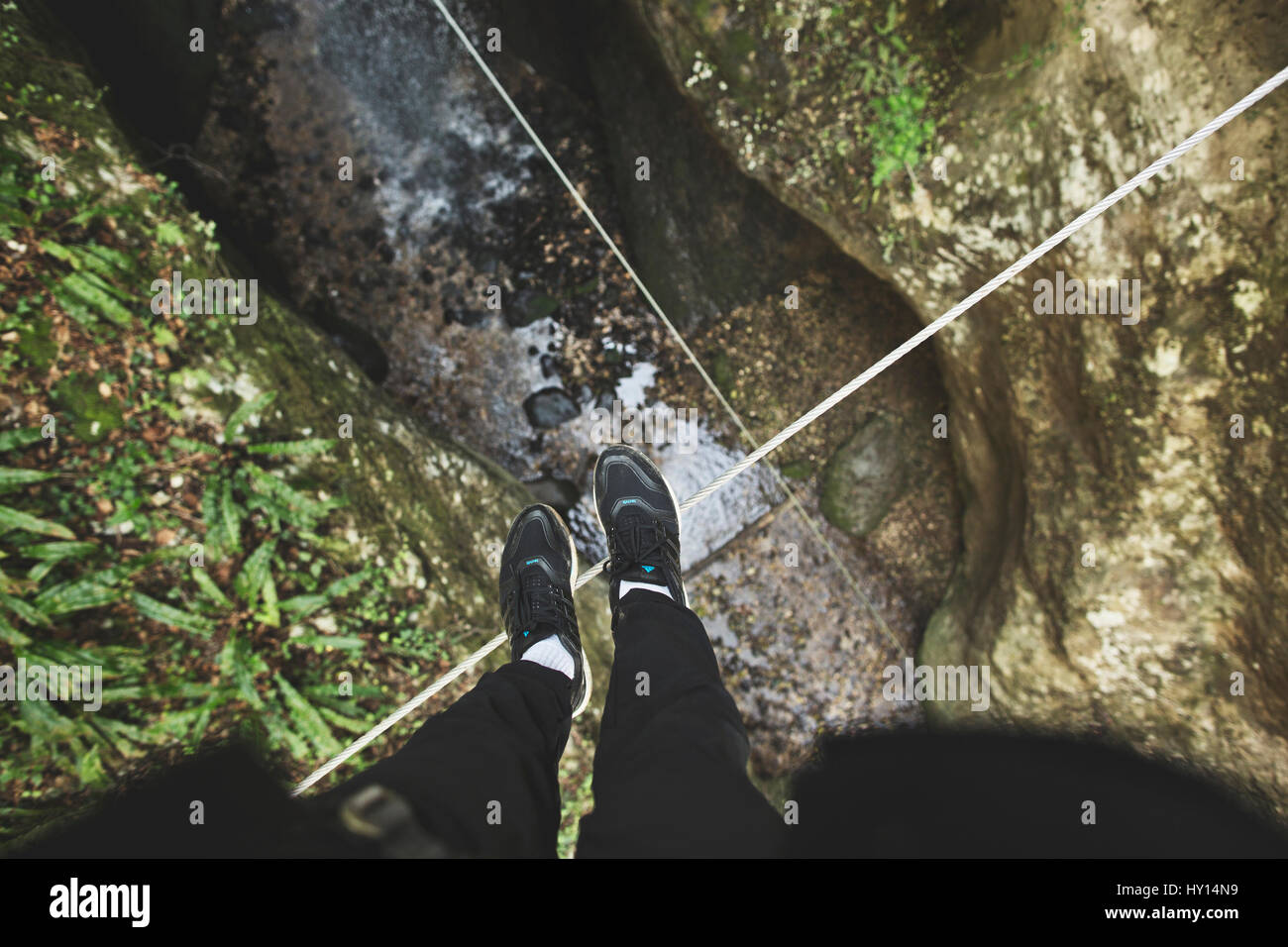 Via Ferrata sur Rio Salagoni Italyis dans le nord une voie protégée qui est plus difficile qu'une simple randonnée en montagne. Ici un homme sur un w Banque D'Images