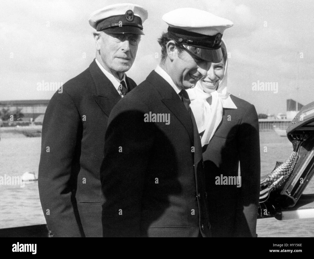 Le Prince Charles et la Princesse Anne avec leur oncle Earl Mountbatten à bord de la barge Royale à Warsash avant de prendre part à l'une des célébrations du bicentenaire de la Royal Yacht Club. *Pour Ch. seulement - AP/ BBC/ NII Tous Dehors Banque D'Images