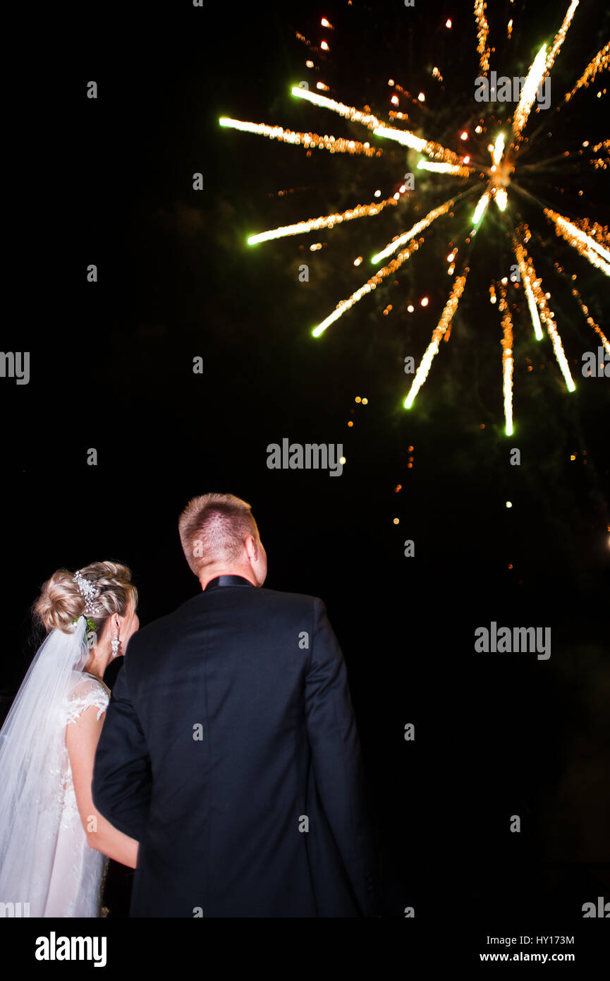 Image libre: la mariée, feux d'artifice, jeune marié, tout juste marié,  nuit, plage, gens, Festival, mariage, amour