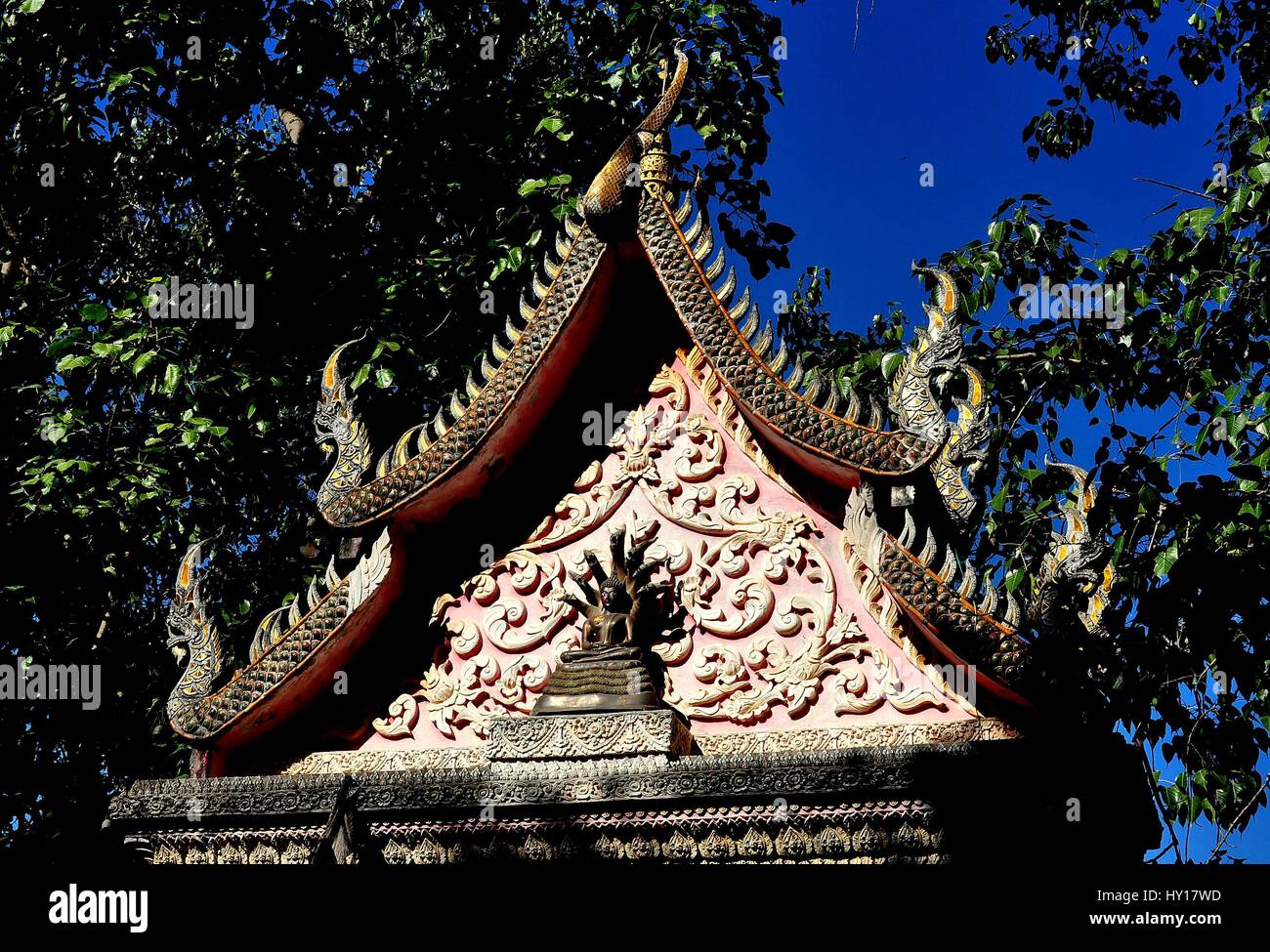 Lamphun, Thaïlande - 28 décembre 2012 : passerelle d'ornement avec bas-relief dessins et figures dragon à écailles de Wat Doi Ti Banque D'Images