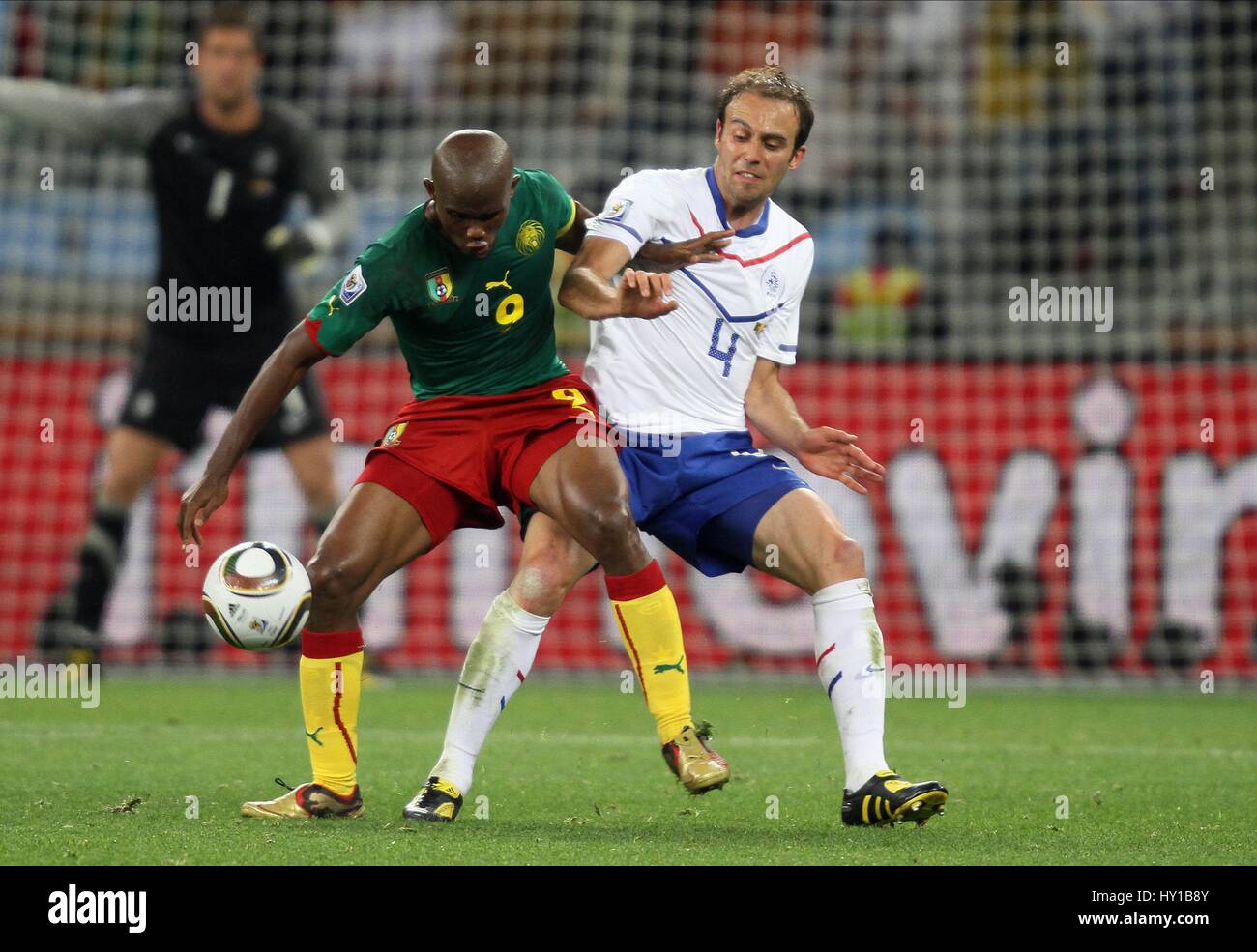 SAMUEL ETOO & JORIS MATHIJSEN CAMEROUN V Pays-bas STADE GREEN POINT CAPE TOWN AFRIQUE DU SUD 24 Juin 2010 Banque D'Images