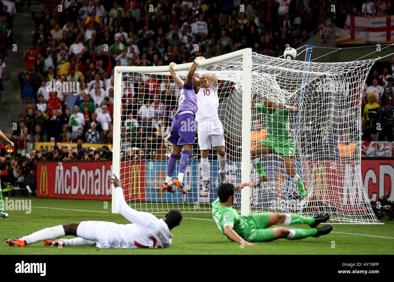 Le chaos DANS LE BUT DE L'Angleterre v l'ALGÉRIE STADE GREEN POINT CAPE TOWN AFRIQUE DU SUD 18 Juin 2010 Banque D'Images