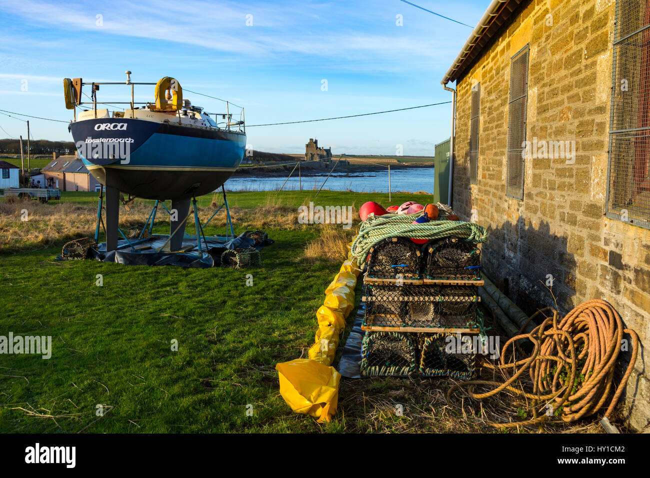 Ackergillshore avec Ackergill Tower, au loin, près de Wick, Caithness, Ecosse, Royaume-Uni Banque D'Images