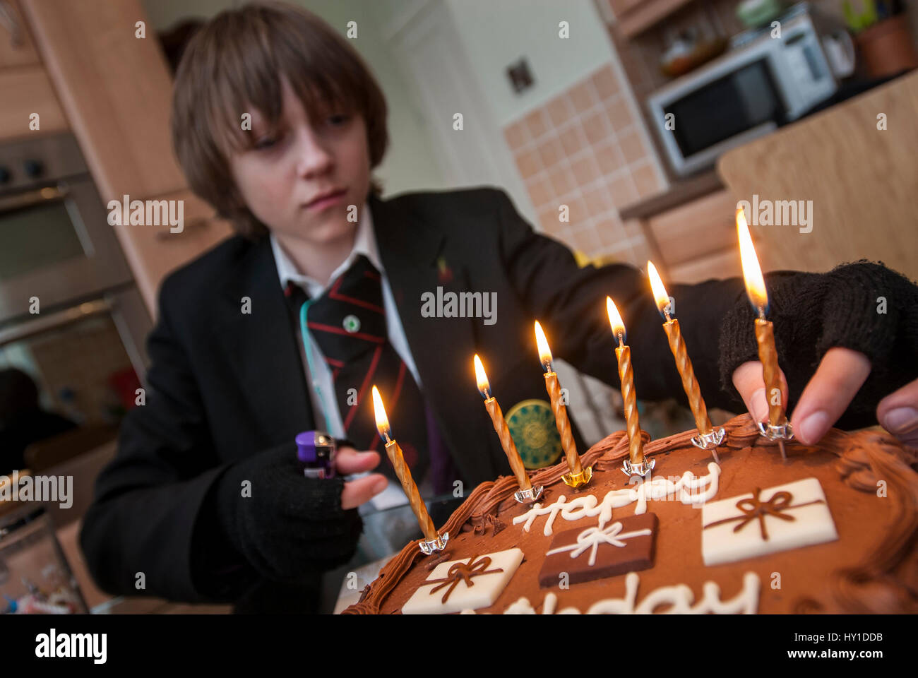 D Anniversaire Garcon De 14 Ans Avec Un Gateau Et Des Bougies Photo Stock Alamy D Anniversaire Garcon De 14 Ans Avec Un Gateau Et Des Bougies Photo Stock Alamy