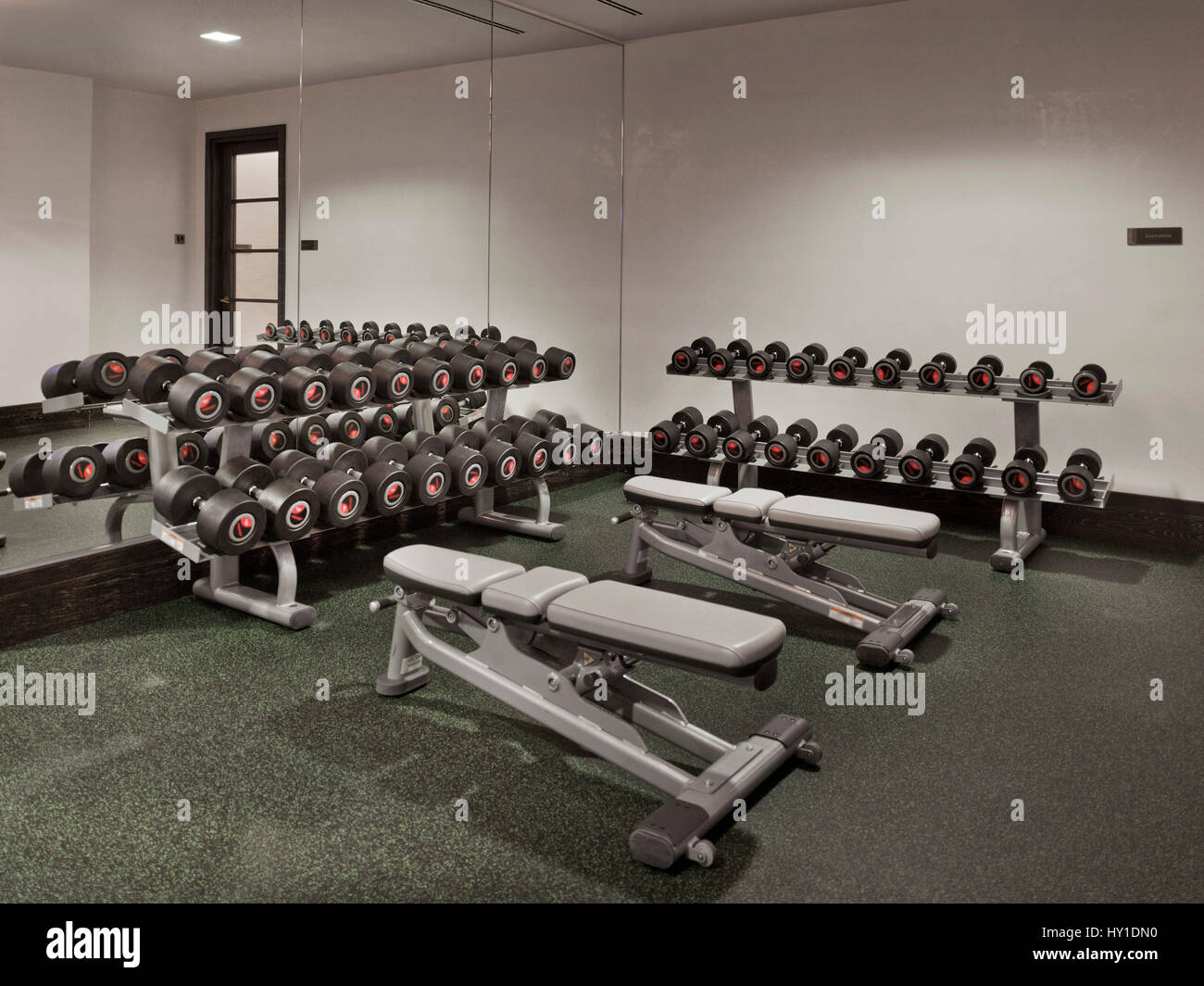 Club de remise en forme. Centre de santé. L'équipement de conditionnement physique. Les appareils de sport. Une salle de sport. Mode de vie sain Banque D'Images