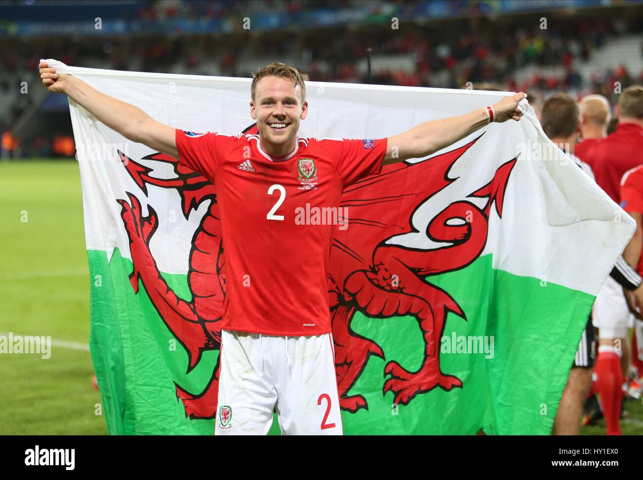 CHRIS GUNTER ET INDICATEUR APRÈS GA Pays de Galles / Belgique EURO 2016 QUA STADE Pierre MAUROY LILLE FRANCE 01 Juillet 2016 Banque D'Images