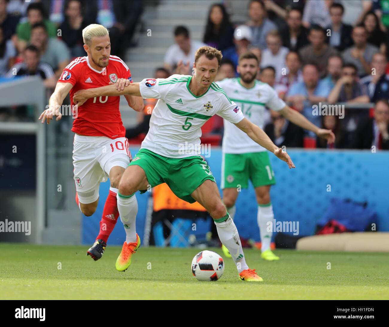 AARON RAMSEY & JONNY EVANS PAYS DE GALLES V D'IRLANDE EURO PARC DES PRINCES PARIS FRANCE 25 juin 2016 Banque D'Images