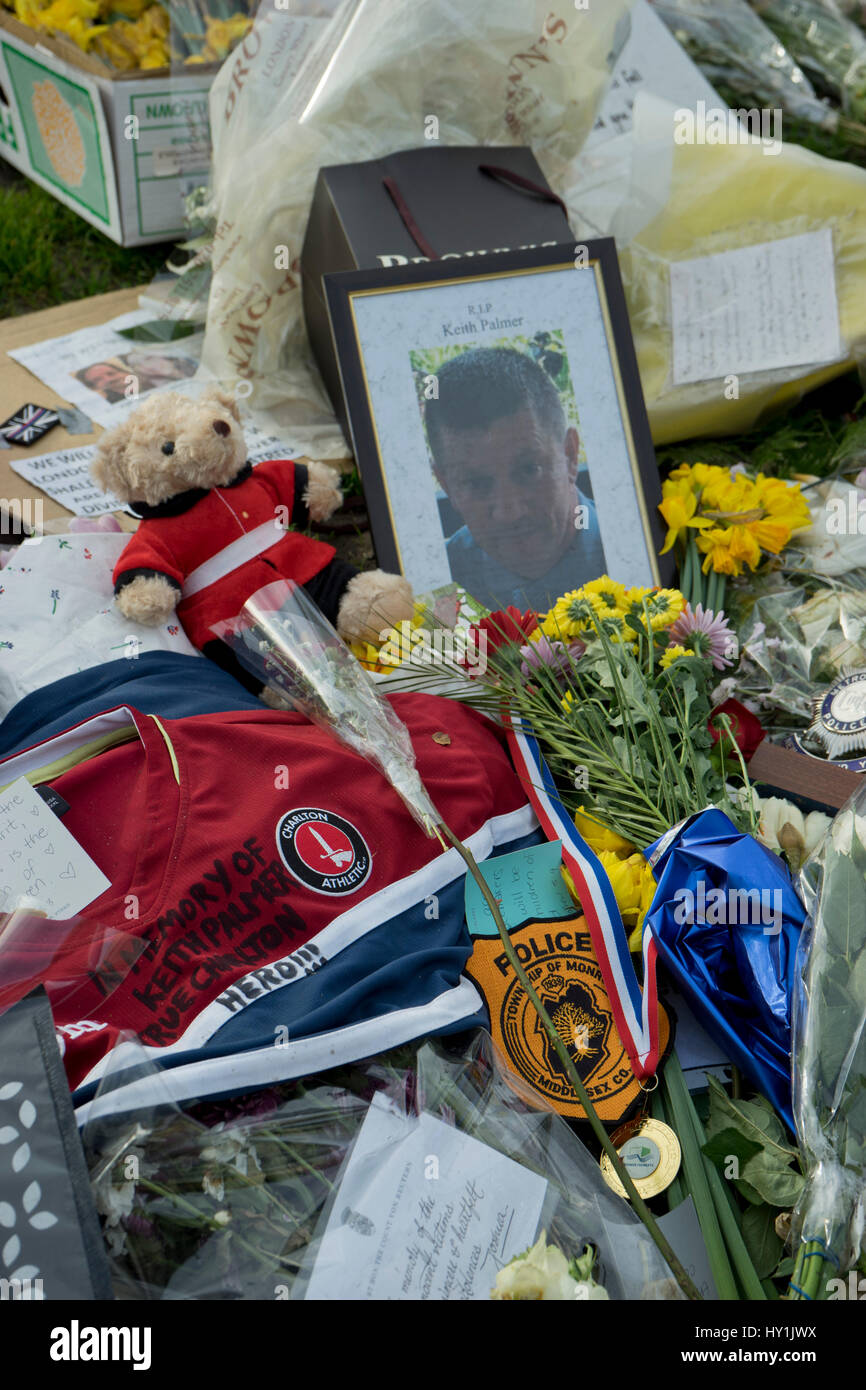 Tributs floraux posées en dehors du Parlement pour les victimes du 22 mars 2017 attentat à Westminster, y compris des douzaines de messages qui honore la bravoure de Pc Keith Palmer qui a été poignardé à mort par attaquant. London,UK Banque D'Images