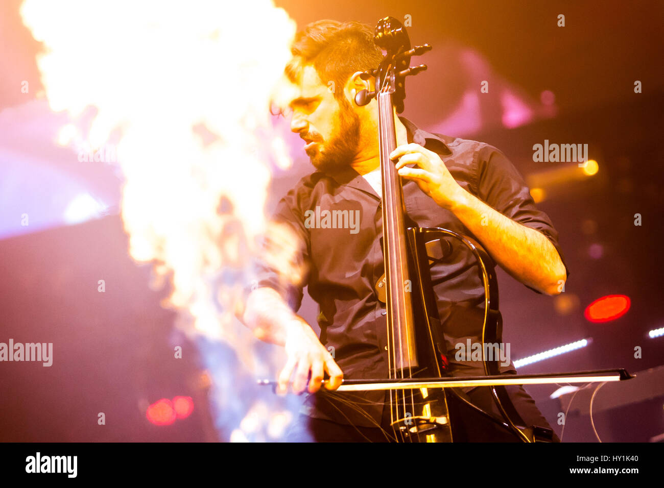 Milan, Italie. 30Th Mar, 2017. Duo 2 violoncelles violoncelle croate effectue live au Mediolanum Forum. Luka Šuli ? Et Stjepan Hauser effectuer à l'échelle internationale et ont été présentés dans plusieurs émissions de télévision. Credit : Mairo Cinquetti/Pacific Press/Alamy Live News Banque D'Images