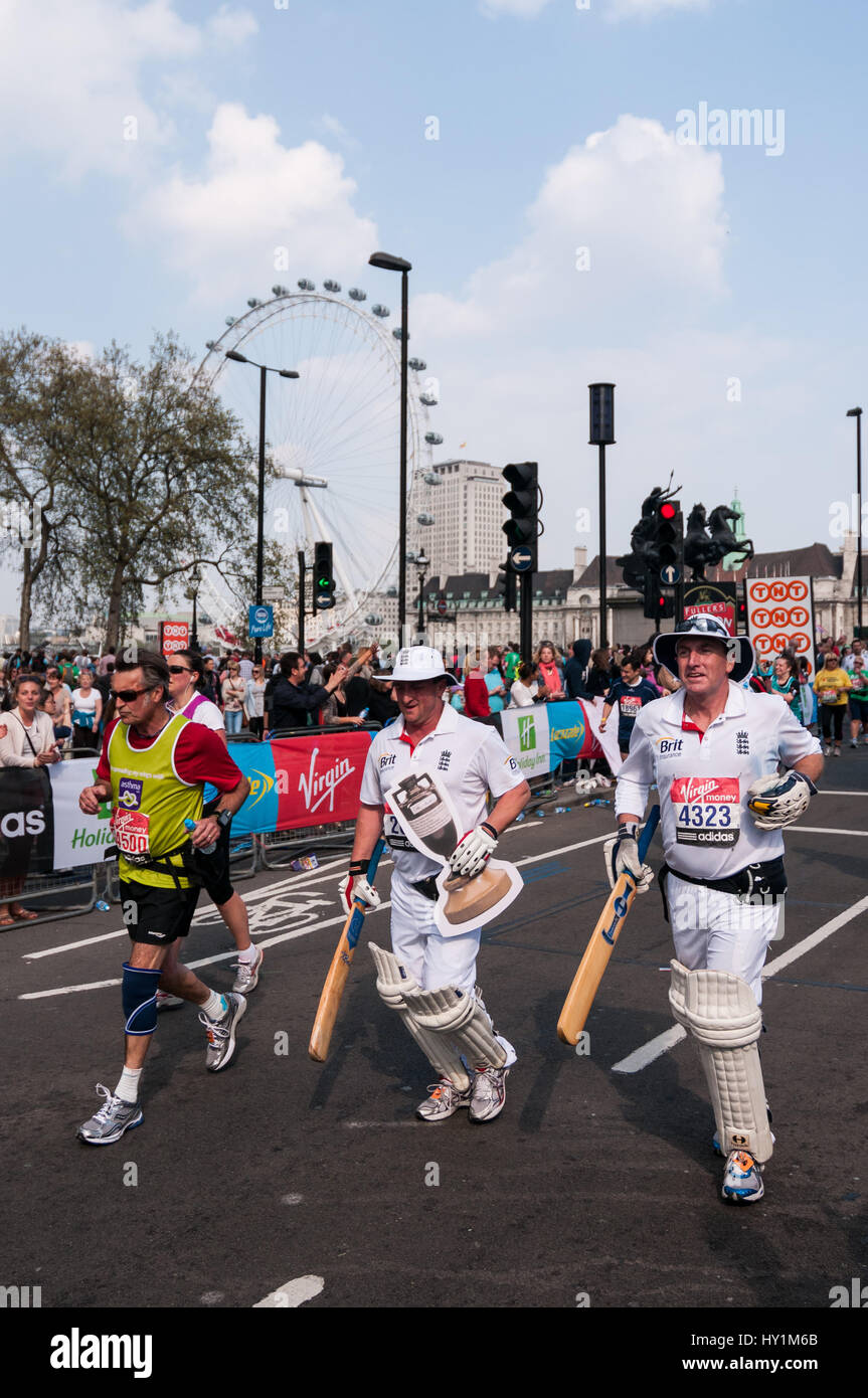 Marathon de Londres la charité Hommes habillés comme des joueurs de cricket Banque D'Images