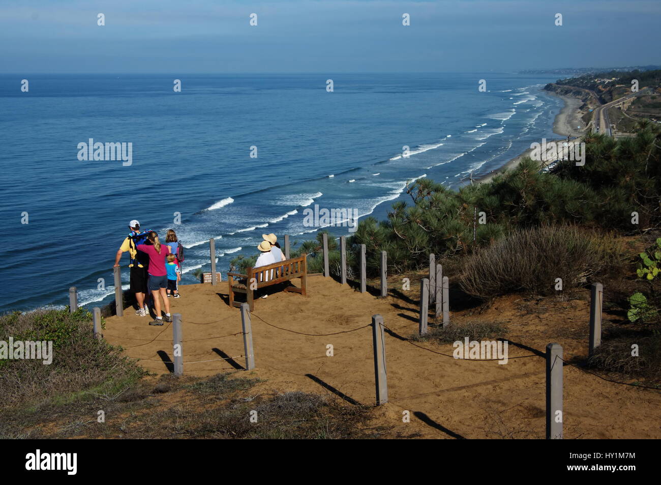 Les touristes d'admirer l'océan à Torrey Pines State Parc Naturel Banque D'Images