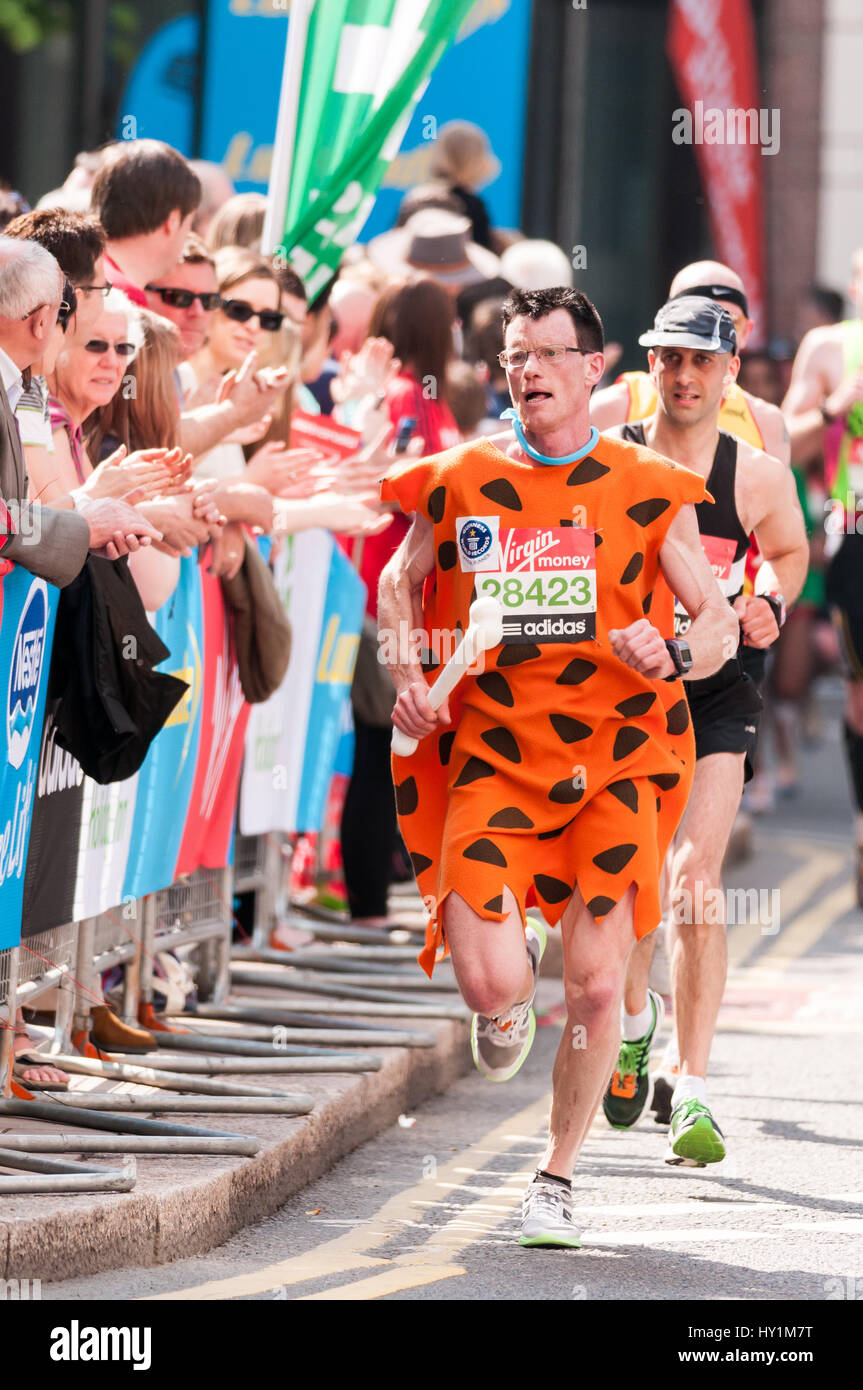 Marathon de Londres la charité en costume masculin Runner Flintstone Banque D'Images