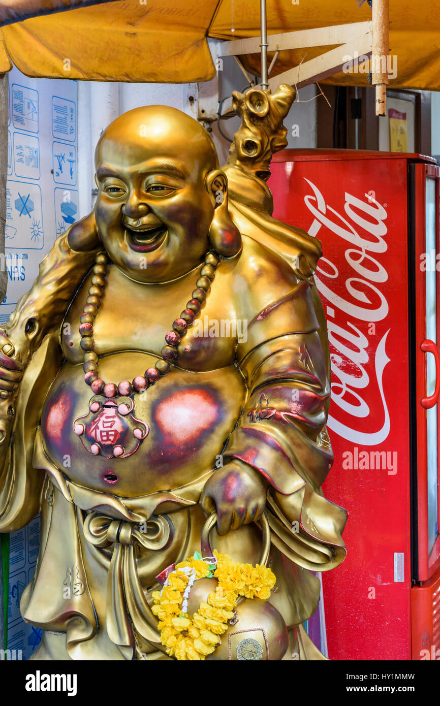 statue-du-bouddha-de-la-chance-a-cote-dun-coca-cola-frigo-dans-chinatown-singapour-hy1mmw.jpg