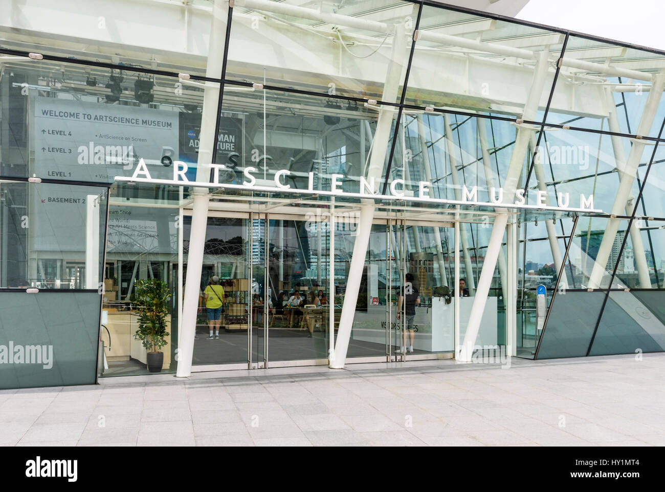 Entrée du musée ArtScience sur la promenade de Marina Bay, Singapour Banque D'Images