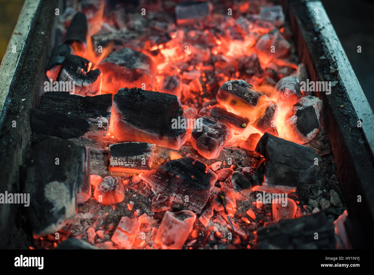 Brûlant du charbon de bois pour barbecue Banque D'Images