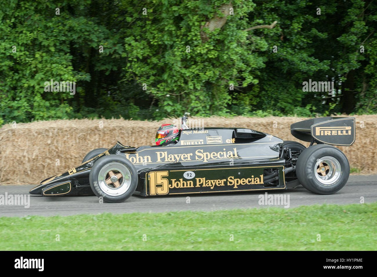 Goodwood, UK - 1 juillet 2012 : Emanuele Pirro conduisant le classic 1983 JPS Lotus F1 sur la colline de voiture de course course au Festival de la vitesse. Banque D'Images