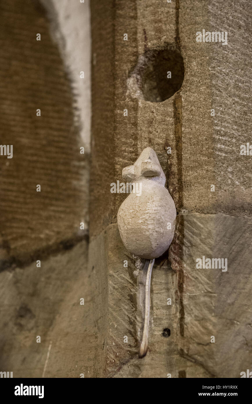 Souris sculptées en pierre sur un pilier en pierre dans la cathédrale de Durham Banque D'Images