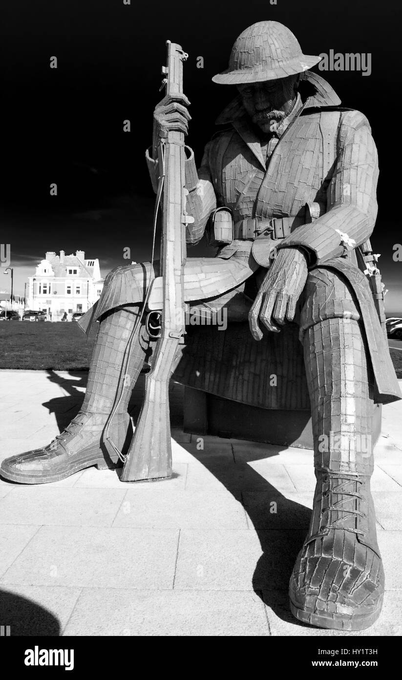 Tommy, le premier en acier à souder monde War Memorial à Seaham, County Durham, Royaume-Uni Banque D'Images