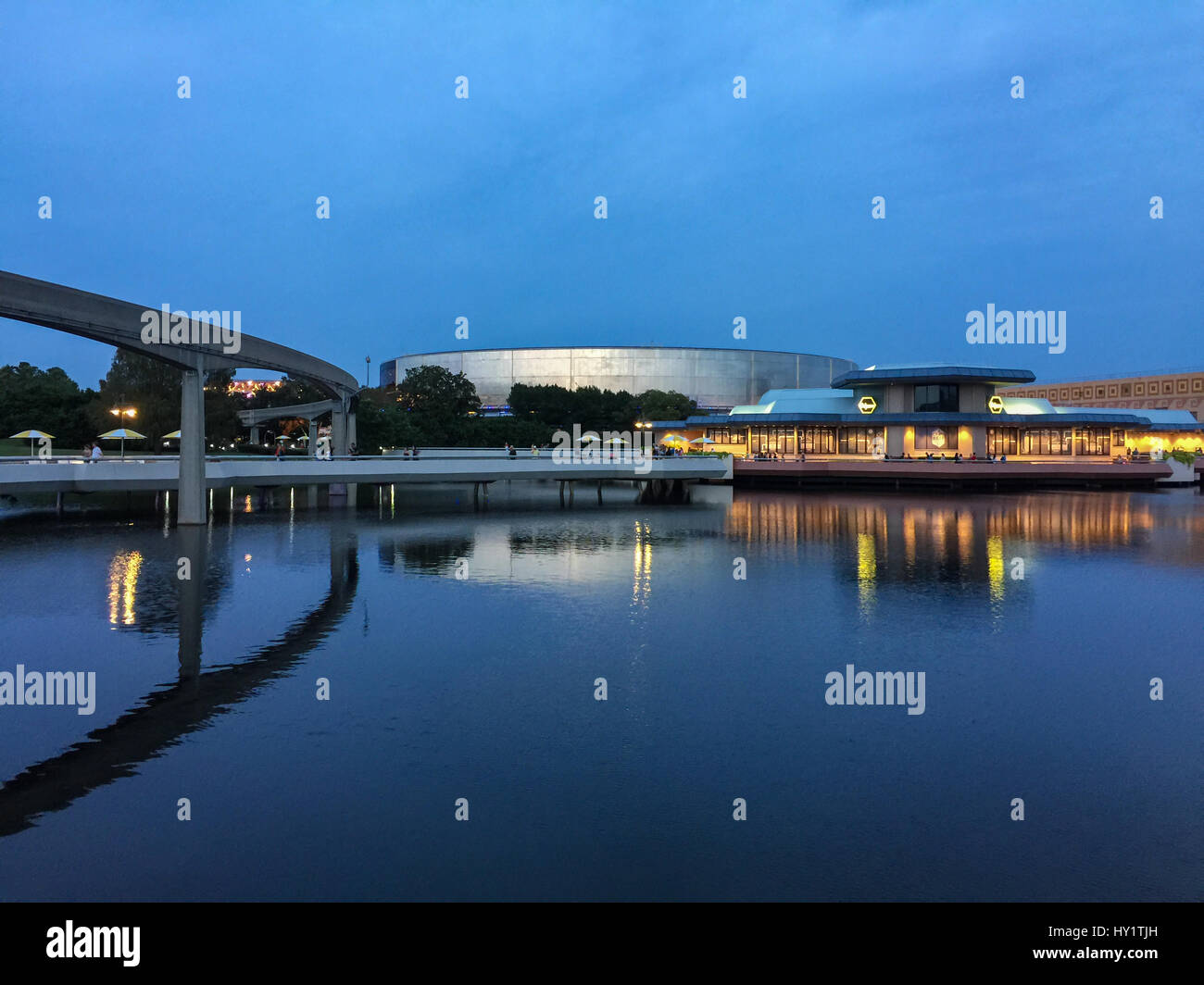 Test Track reflète dans un lac à Epcot, Disneyworld, en Floride Banque D'Images