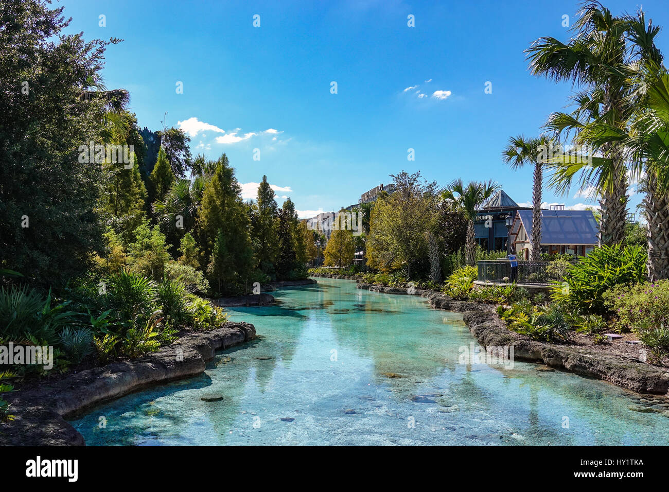 Vue vers le bas de la rivière à Disney Springs, Floride Banque D'Images