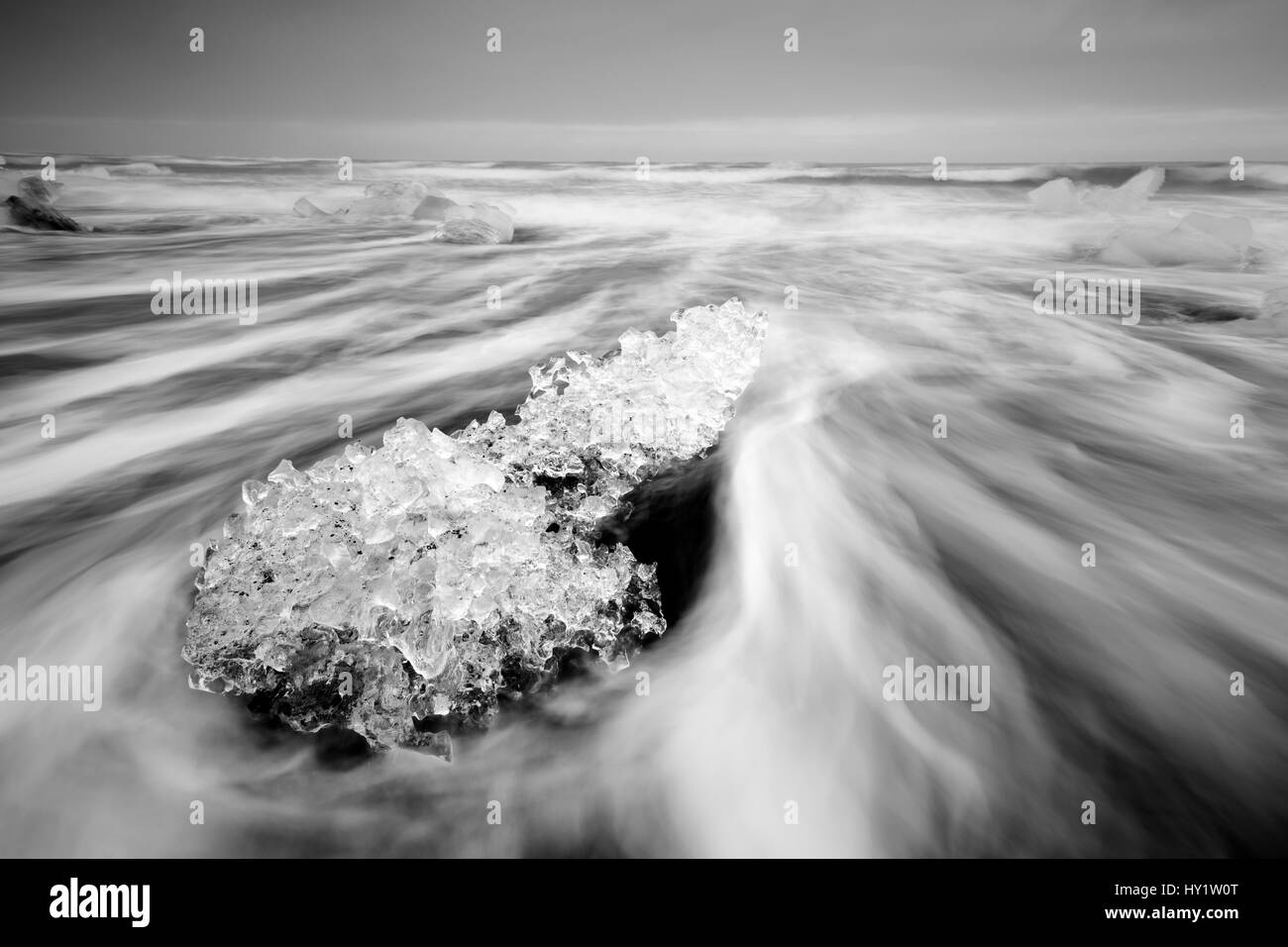 Les dépôts de glace glaciaire sur plage, Jokulsarlon, Islande, juin 2013. Banque D'Images