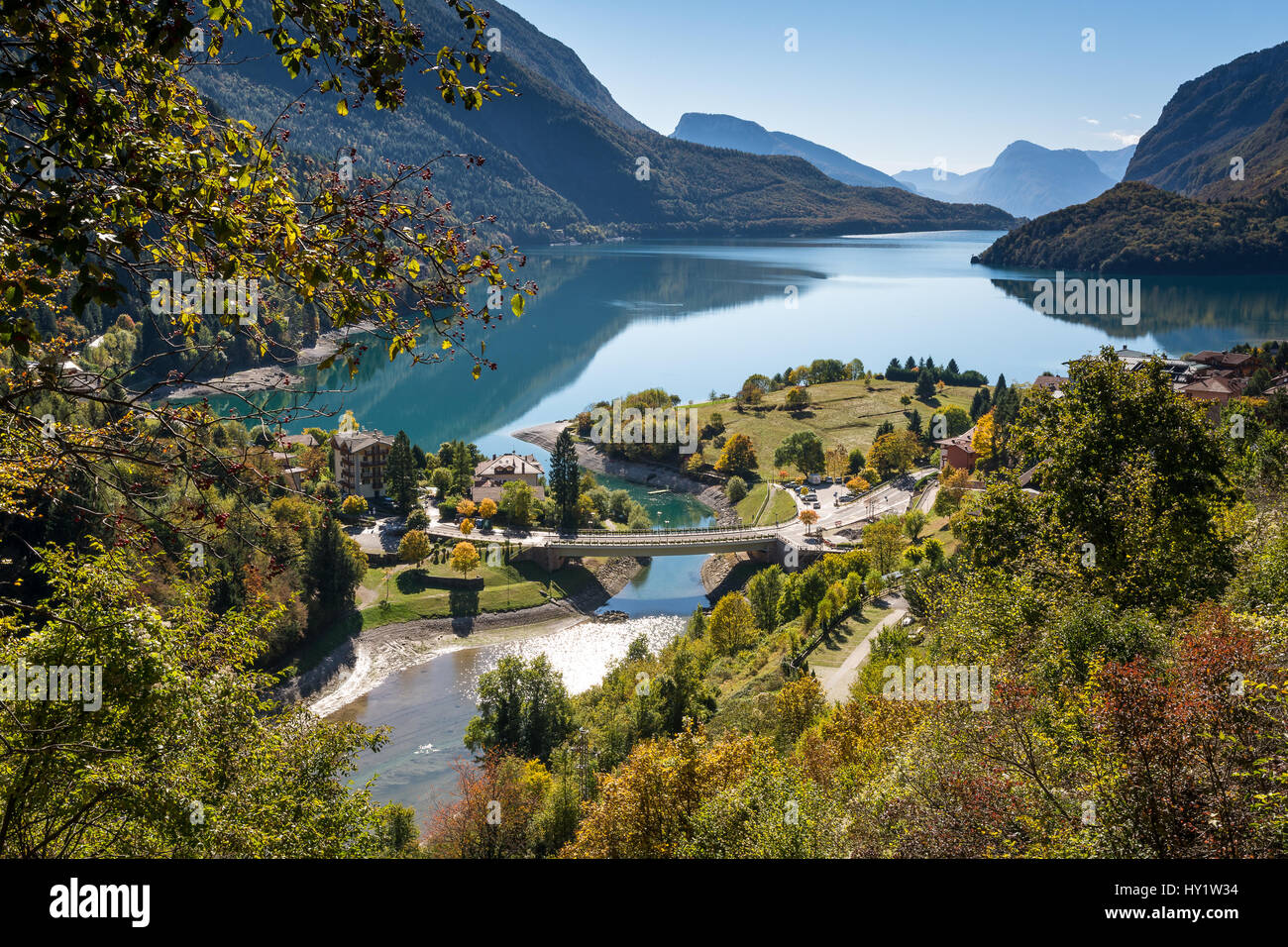 Le Lac de Molveno, Trentin-Haut-Adige, Italie du nord. Le lac est élu plus beau lac d'Italie. Banque D'Images