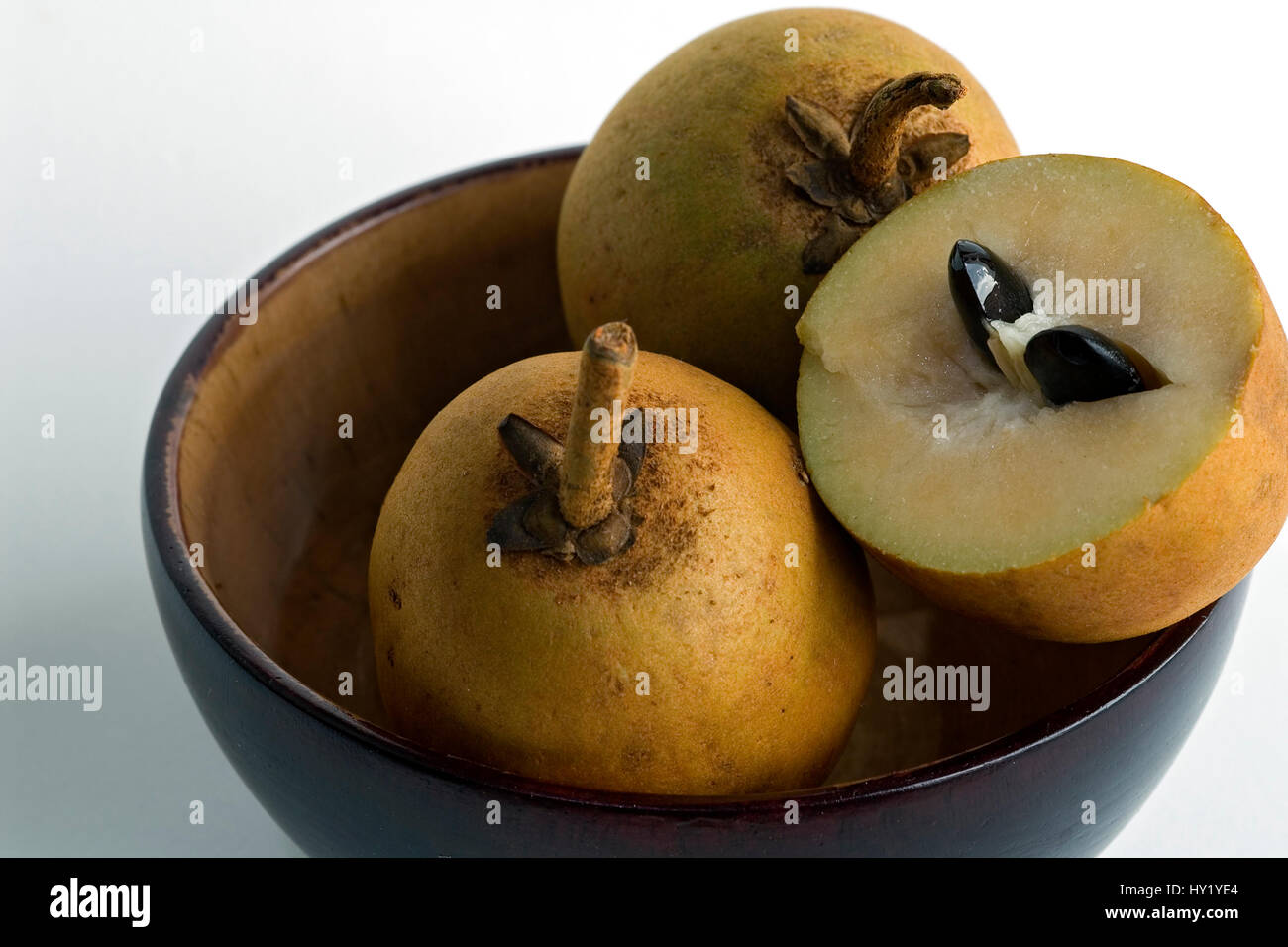 Cette photo montre un gros plan de la sapotille trois fruits, un fruit tropical originaire d'Amérique du Sud. La saveur est très douce et elle a un texte Banque D'Images