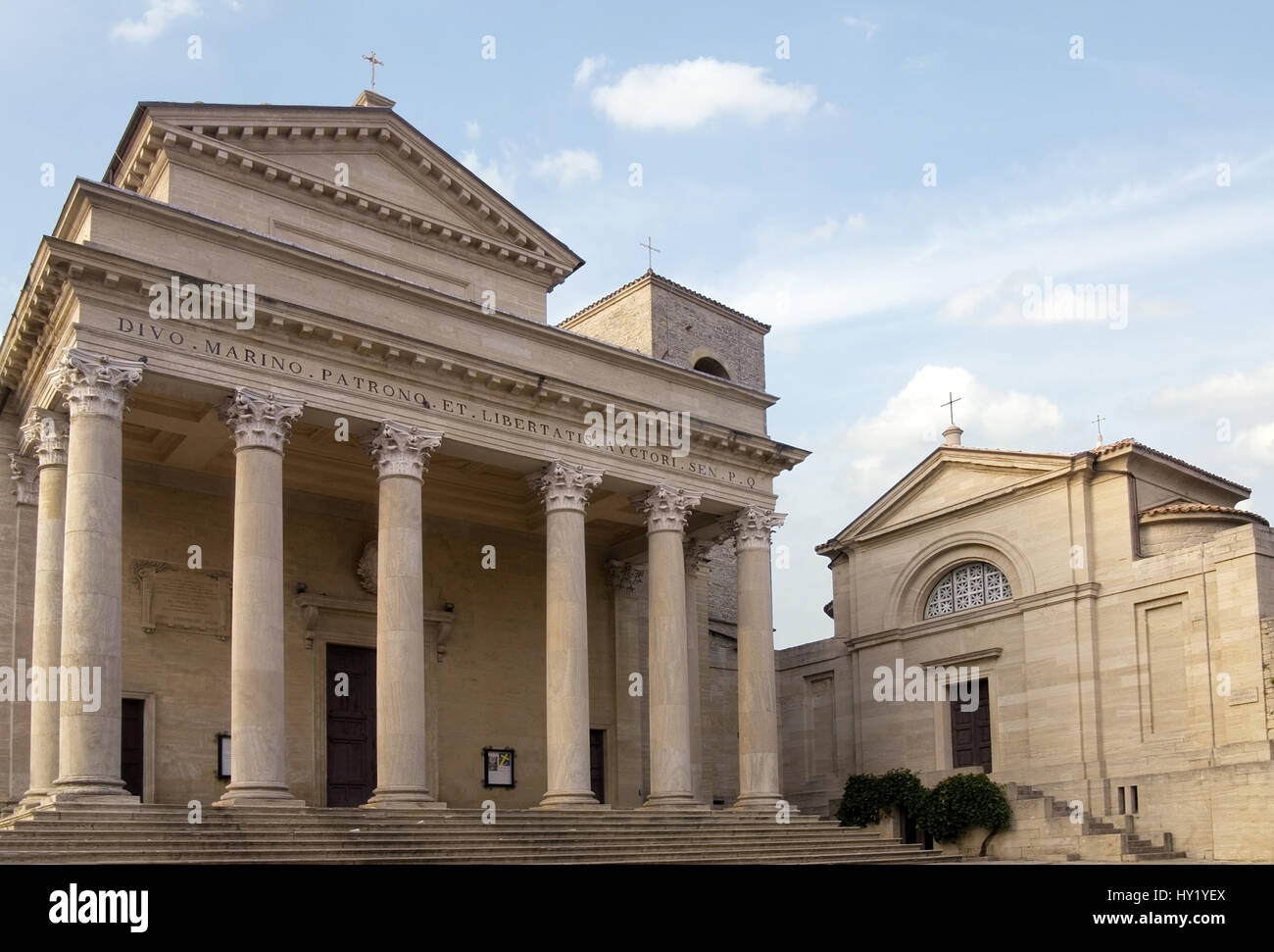 Droit de la Basilica di San Marino à la vieille ville de Saint-Marin. Die Basilica di San Marino in der Altstadt von San Marino. Banque D'Images