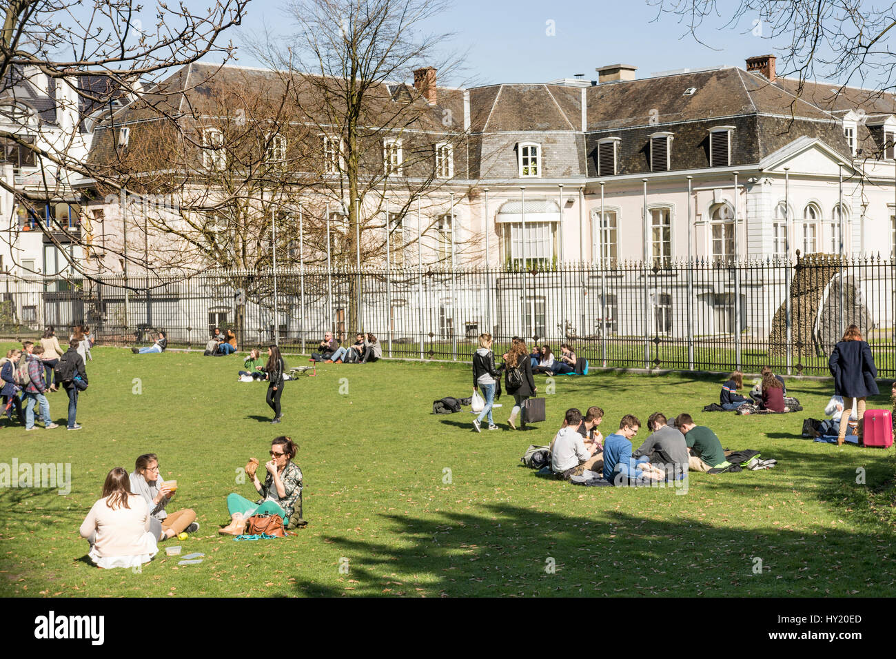 Les gens se reposer sur l'herbe en Egmontpark Banque D'Images