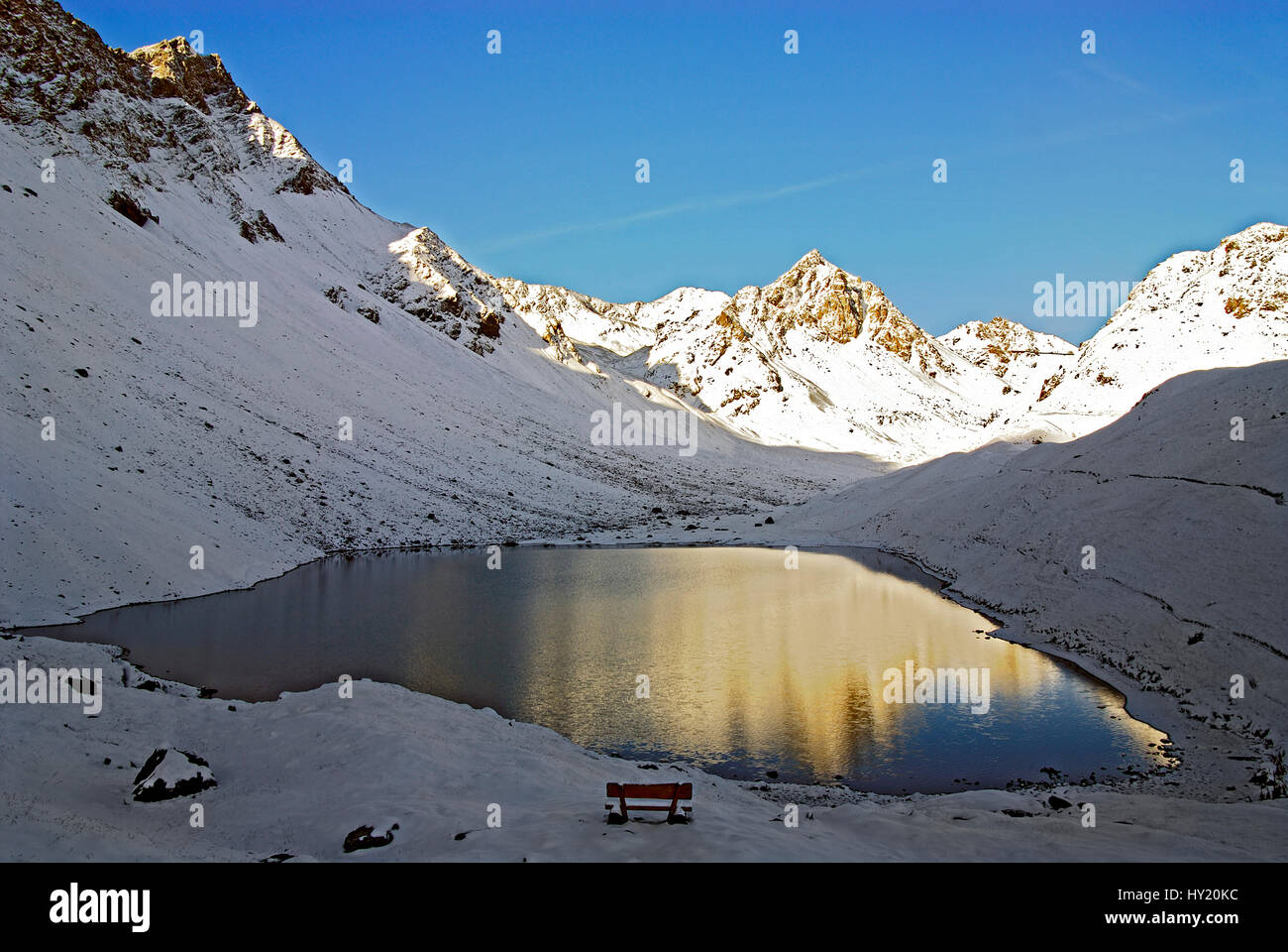 Ce stock photo montre le petit lac de montagne Ã"lplisee près du village de montagne d'une station de ski d'Arosa en Suisse. Arosa est entouré de mountain vues Banque D'Images