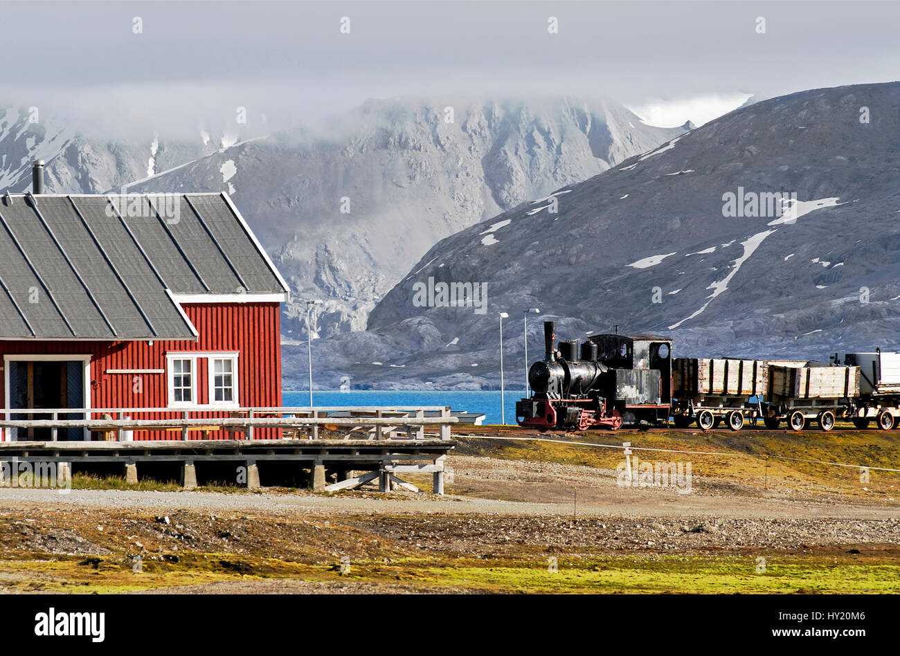 La photo montre une maison colorée et un ancien train de charbon sur l'affichage dans le village de Ny Alesund au Spitzberg qui appartient à la Norvège. Banque D'Images