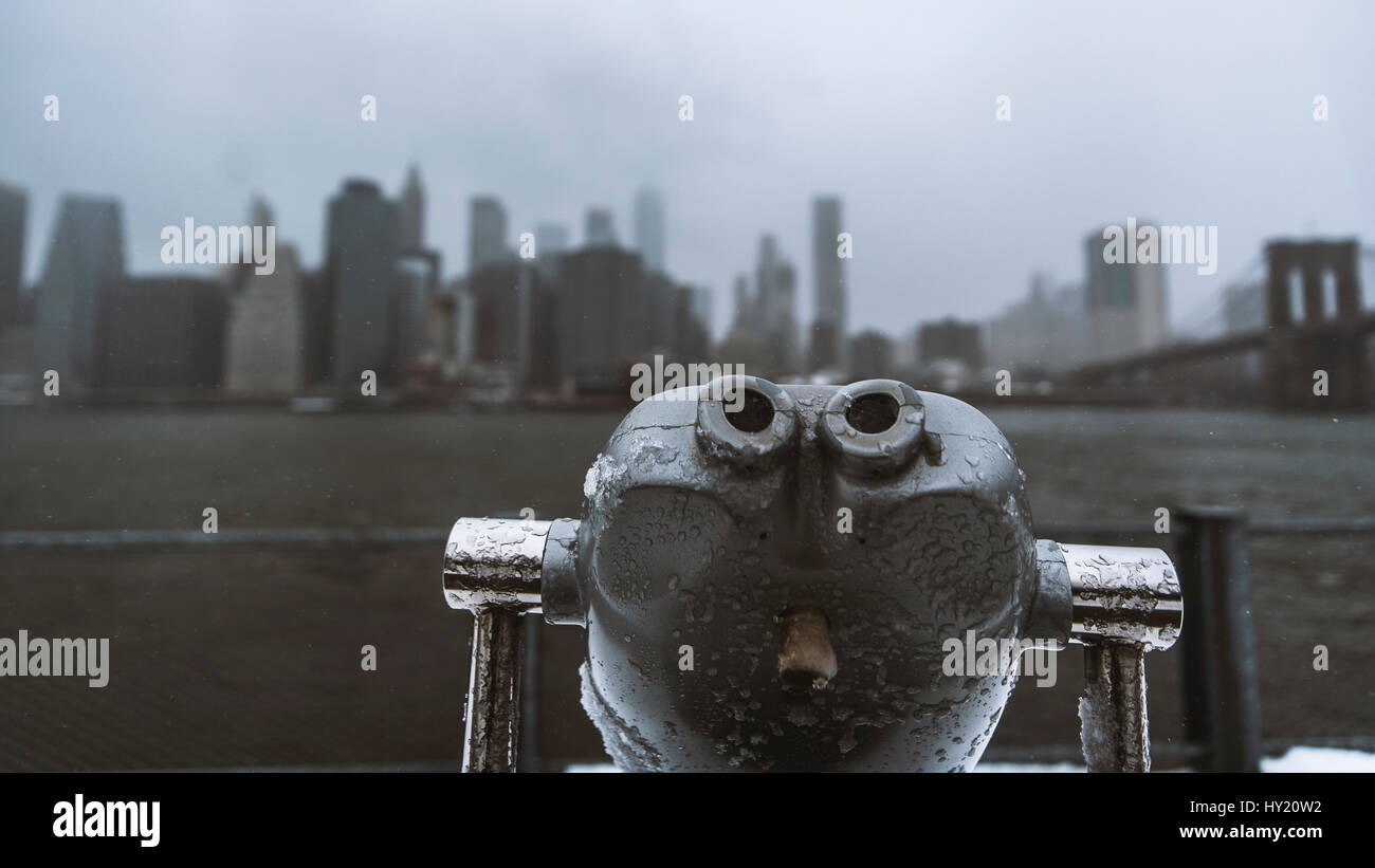 Manhattan et le pont de Brooklyn - un viewer donne sur la tour gelée Manhattan skyline Banque D'Images