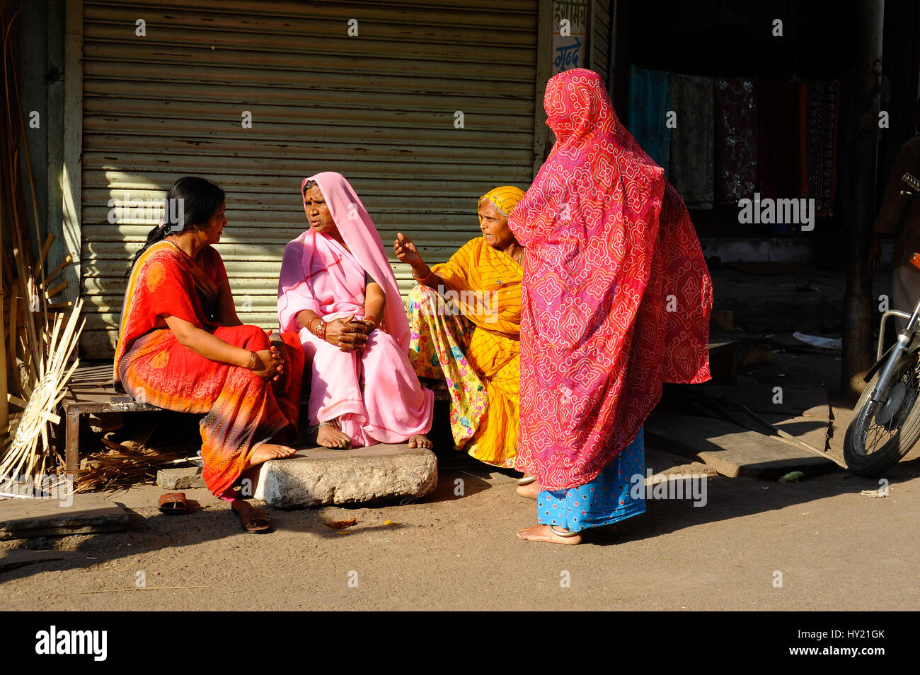 Quatre femmes s'asseoir et parler dans une rue à Udaipur Banque D'Images
