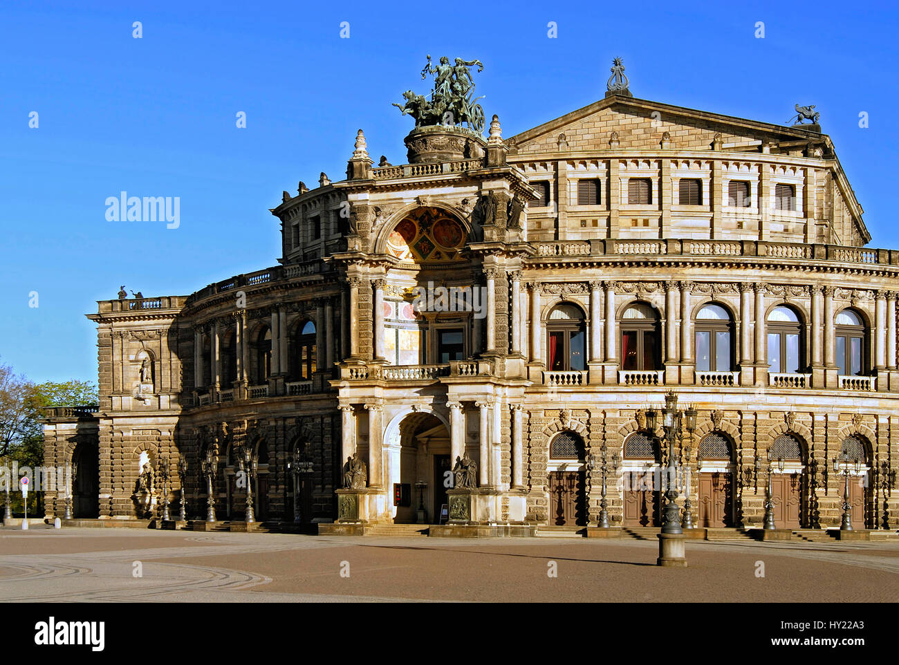 Image de la célèbre opéra Semper historique dans la vieille ville de Dresde, en Allemagne. Banque D'Images