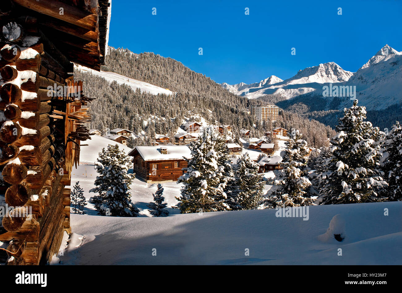 Petit village de montagne d'une station de ski d'Arosa en Suisse. Arosa est entourée de montagnes et est une célèbre station de ski suisse. Banque D'Images
