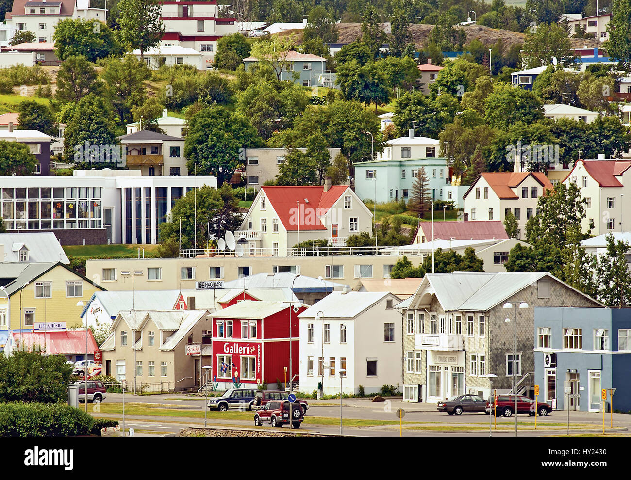 Stock photo de maisons colorées dans la ville portuaire d'Akureyri dans la partie nord de l'Islande. Banque D'Images