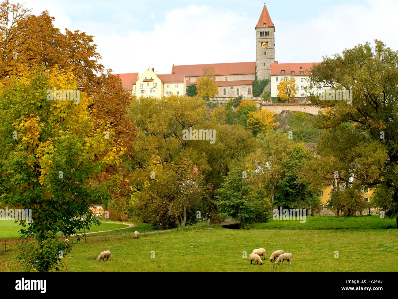 Paysage d'automne près du Château monastère à Kastl dans le Land allemand de Bavière. Vor dem Klosterschloss Herbstlanschaft Romantische Kastl à Baye Banque D'Images