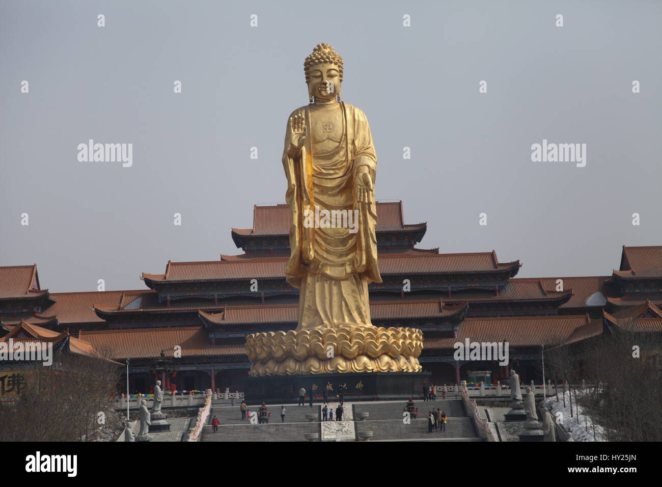 Urumqi, Urumqi, Chine. Mar 26, 2017. Urumqi, Chine-Mars 26 2017 : (usage éditorial uniquement. Chine).Les 40 mètres de haut Bouddha est situé à Urumqi, dans le nord-ouest de la Chine, la Région autonome du Xinjiang Uygur, Mars 26th, 2017. Crédit : SIPA Asie/ZUMA/Alamy Fil Live News Banque D'Images