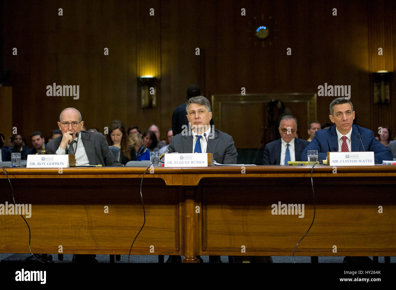 Washington, US. 30Th Mar, 2017. United States Senate Select Committee on Intelligence procède à une audition publique intitulée "désinformation : une introduction en russe des mesures actives et d'Influence Campagnes' Le premier panneau de témoigner, de gauche à droite : Dr Roy Godson, professeur émérite de l'Université de Georgetown, du gouvernement ; le Dr Eugene Rumer, Directeur de la Russie et l'Eurasie, Carnegie Endowment for International Peace, et Clinton Watts, Senior Fellow, Institut de recherche de politique étrangère sur la sécurité nationale. Dpa : Crédit photo alliance/Alamy Live News Banque D'Images