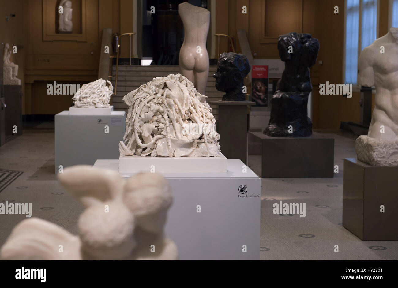 V&A, Londres, Royaume-Uni. Le 31 mars 2017. Sculptures en porcelaine monumentale par l'artiste anglais Rachel Kneebone exposés parmi les chefs-d'œuvre de la sculpture du V&A collection. Trois sculptures de l'artiste sont présentées dans les galeries Sculpture Hintze parmi les bronzes d'Auguste Rodin. Placé à côté de ces sculptures sur le centenaire de la mort de Rodin, cette exposition met en lumière l'intérêt commun des artistes dans la capture de membres d'émotion tout en offrant une comparaison entre leurs choix de matériaux et de techniques. Credit : Malcolm Park editorial/Alamy Live News. Banque D'Images
