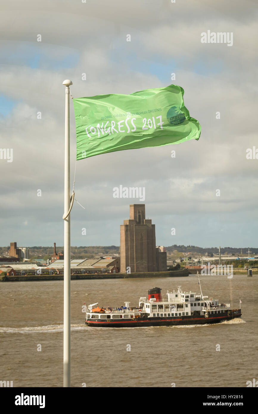 Le Parti Vert d'Angleterre Pays de Galles drapeau à côté de la Mersey, Liverpool, lors de la conférence du parti en 2017, avec le célèbre ferry dans la photo Banque D'Images