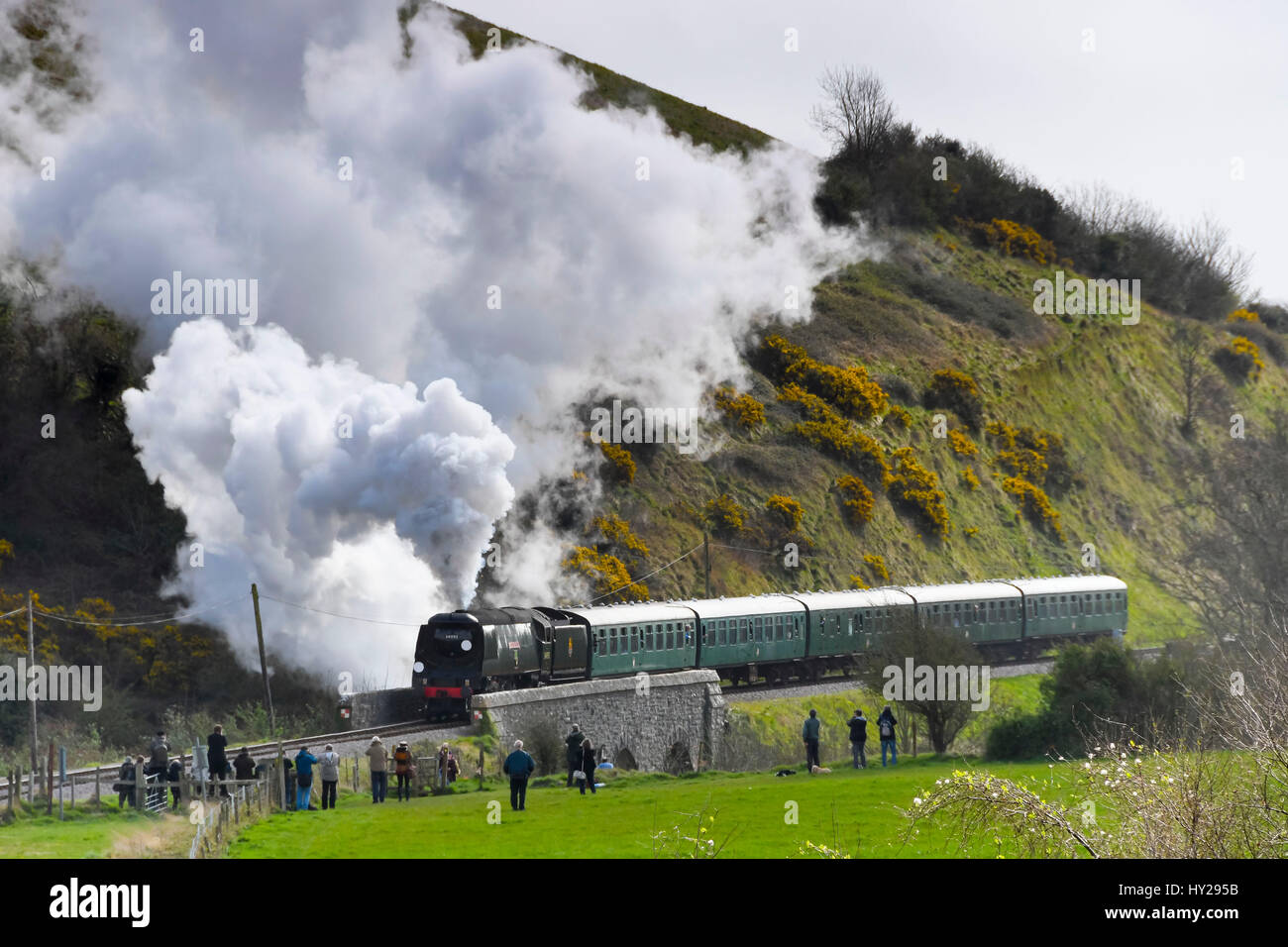 Château de Corfe, Dorset, UK. Mar 31, 2017. Le chemin de fer Swanage l'hôte d'un gala de la vapeur sur 3 jours avec Bulleid locomotives pour célébrer le 50e anniversaire de l'opération finale de la vapeur transporté sur de British Railways Région du Sud. Sur la photo est la locomotive 34092 Ville de puits près de Norden gare comme il traverse le viaduc après Corfe Castle. Crédit photo : Graham Hunt/Alamy Live News Banque D'Images