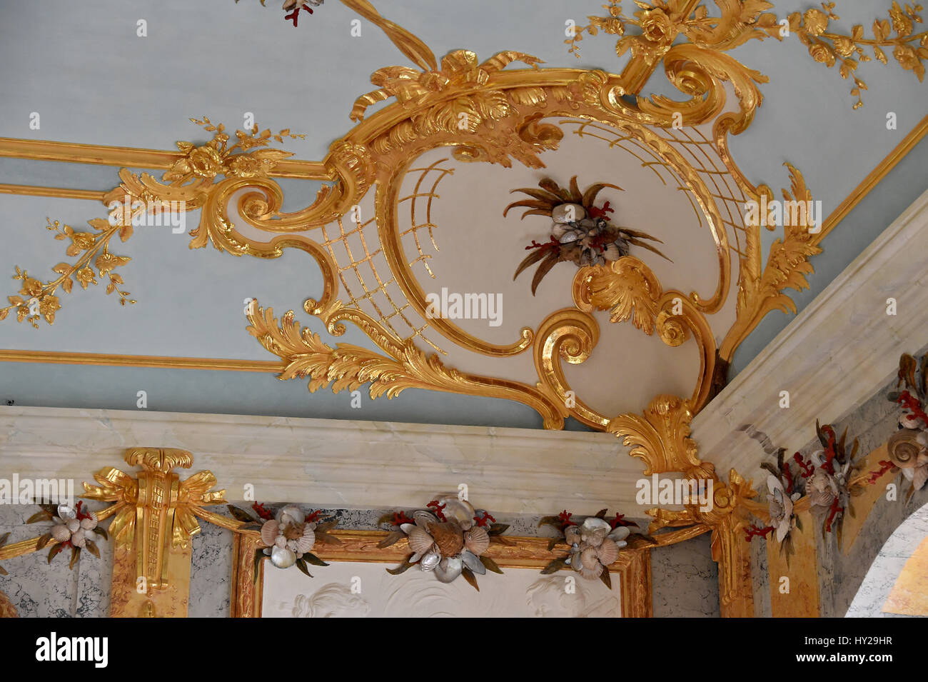 Palais de Rheinsberg, Allemagne. Mar 31, 2017. Détails de plafond dans la chambre de Shell restauré Palais Rheinsberg, Allemagne, 31 mars 2017. Le prix a été créé sur les ordres du Prince Henri de Prusse en 1769. Il est le seul survivant de l'intérieur chambre début période créative de l'architecte Carl Gotthard Langhans (1732-1808). Photo : Bernd Settnik/dpa-Zentralbild/dpa/Alamy Live News Banque D'Images