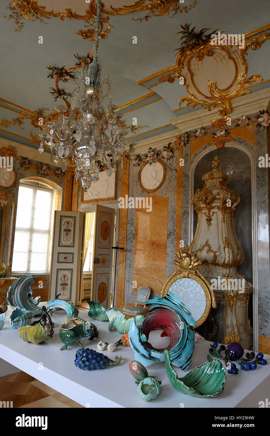 Le prix de la coquille restauré Palais de Rheinsberg, Allemagne, 31 mars 2017. La table est couverte en porcelaine faites par l'artiste Karl Fulle céramique de Rheinsberg. Le prix a été créé sur les ordres du Prince Henri de Prusse en 1769. Il est le seul survivant de l'intérieur chambre début période créative de l'architecte Carl Gotthard Langhans (1732-1808). Photo : Bernd Settnik/dpa-Zentralbild/dpa Banque D'Images