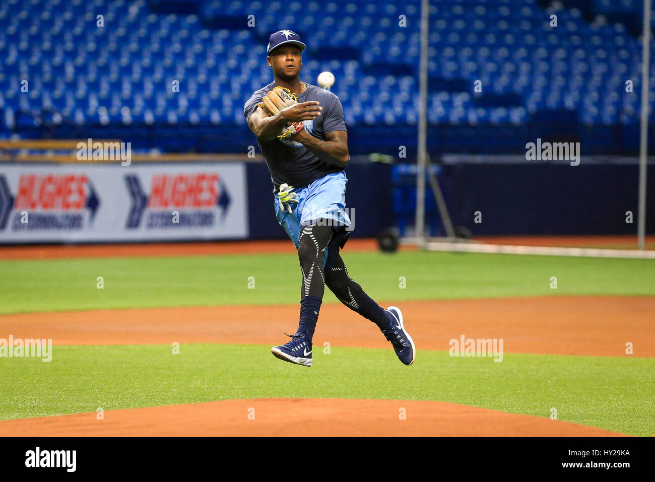 Saint Petersburg, Florida, USA. Mar 31, 2017. Vous VRAGOVIC | fois.Rays de Tampa Bay l'arrêt-court Tim Beckham (1) les champs d'une Talonnette femme ESD lors d'un entraînement au Tropicana Field à Saint-Pétersbourg, en Floride, le vendredi 31 mars 2017. C'était la première occasion des joueurs de travailler sur les nouveaux territoires installée à la rubrique. Credit : Vragovic/Tampa Bay Times/ZUMA/Alamy Fil Live News Banque D'Images