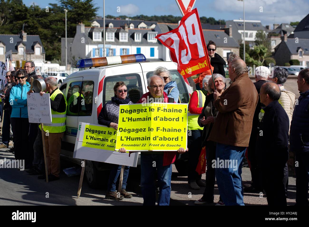 Erquy, Bretagne, France. Mar 31, 2017. Sur la campagne présidentielle française, sentier Front National Marine Le Pen, leader de l'aile gauche des braves les protestataires à satisfaire les pêcheurs mécontents au port Breton où la pêche et les parcs à huîtres sont le pilier de l'économie. Crédit : Luc Peters/Alamy Live News Banque D'Images