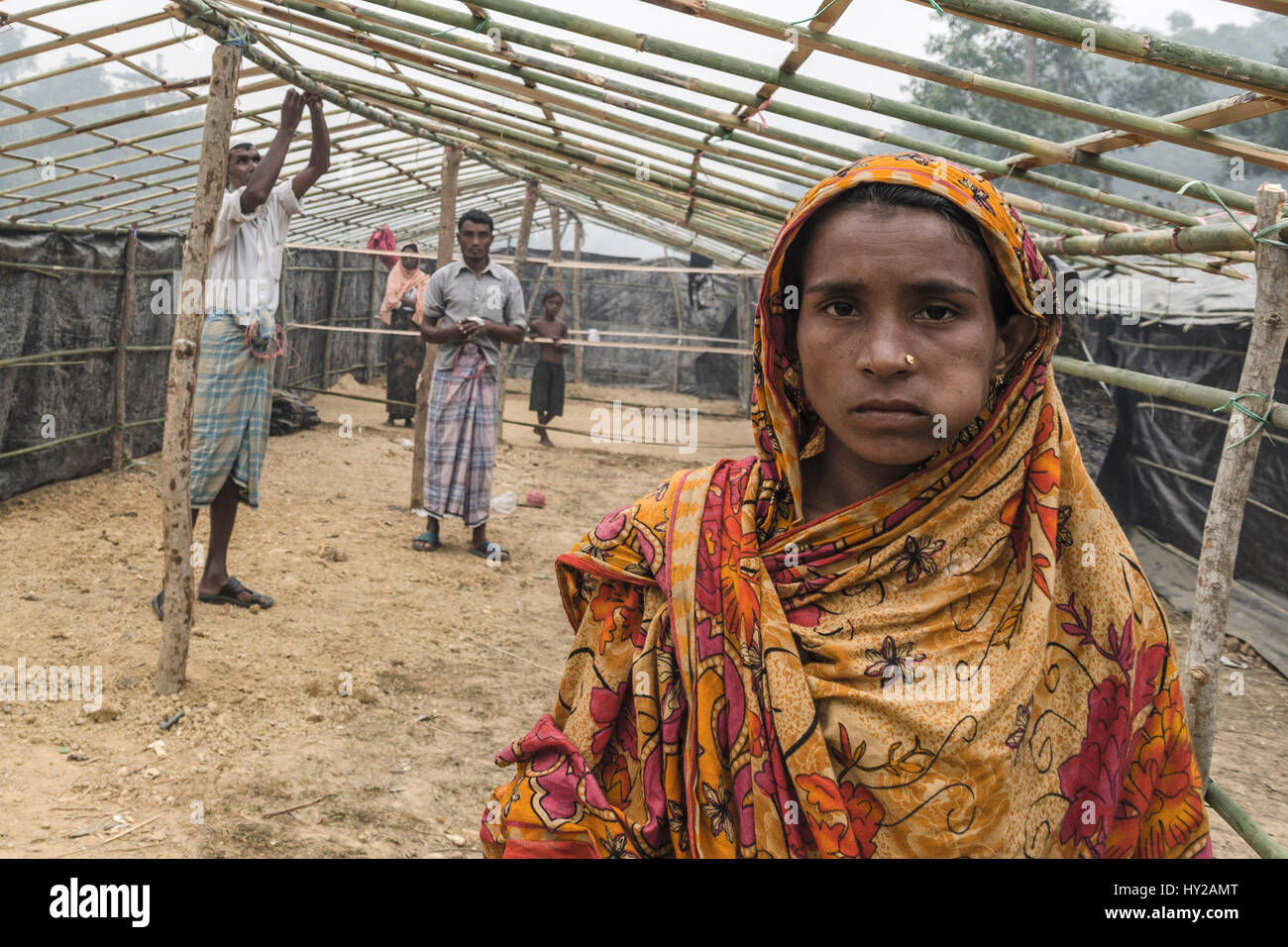 23 décembre 2016 - Cox's Bazar, Chittagong, Bangladesh - Légende : Teknaf, Chittagong, Bangladesh : réfugiés Rohingyas la construction de leur foyer dans leur camp non enregistrés, Leda lorsqu'un réfugié dame possèdent pour une photo. Credit : Debsuddha Banerjee/ZUMA/Alamy Fil Live News Banque D'Images