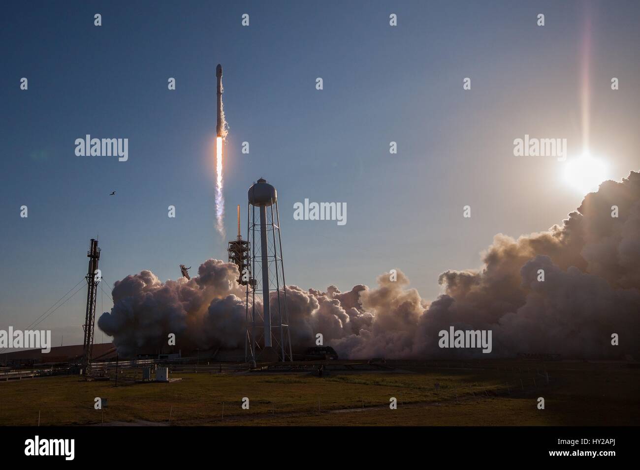 Cap Canaveral, USA. 30Th Mar, 2017. Le SpaceX Falcon 9 mission fusée décolle SES-10 transportant un satellite de communication commercial de complexe de lancement 39A au Centre spatial Kennedy le 30 mars 2017 à Cap Canaveral, en Floride. La mission SpaceX a marqué la première fois dans l'histoire des vols spatiaux que la même fusée a été utilisé sur deux missions distinctes dans l'orbite terrestre. Credit : Planetpix/Alamy Live News Banque D'Images
