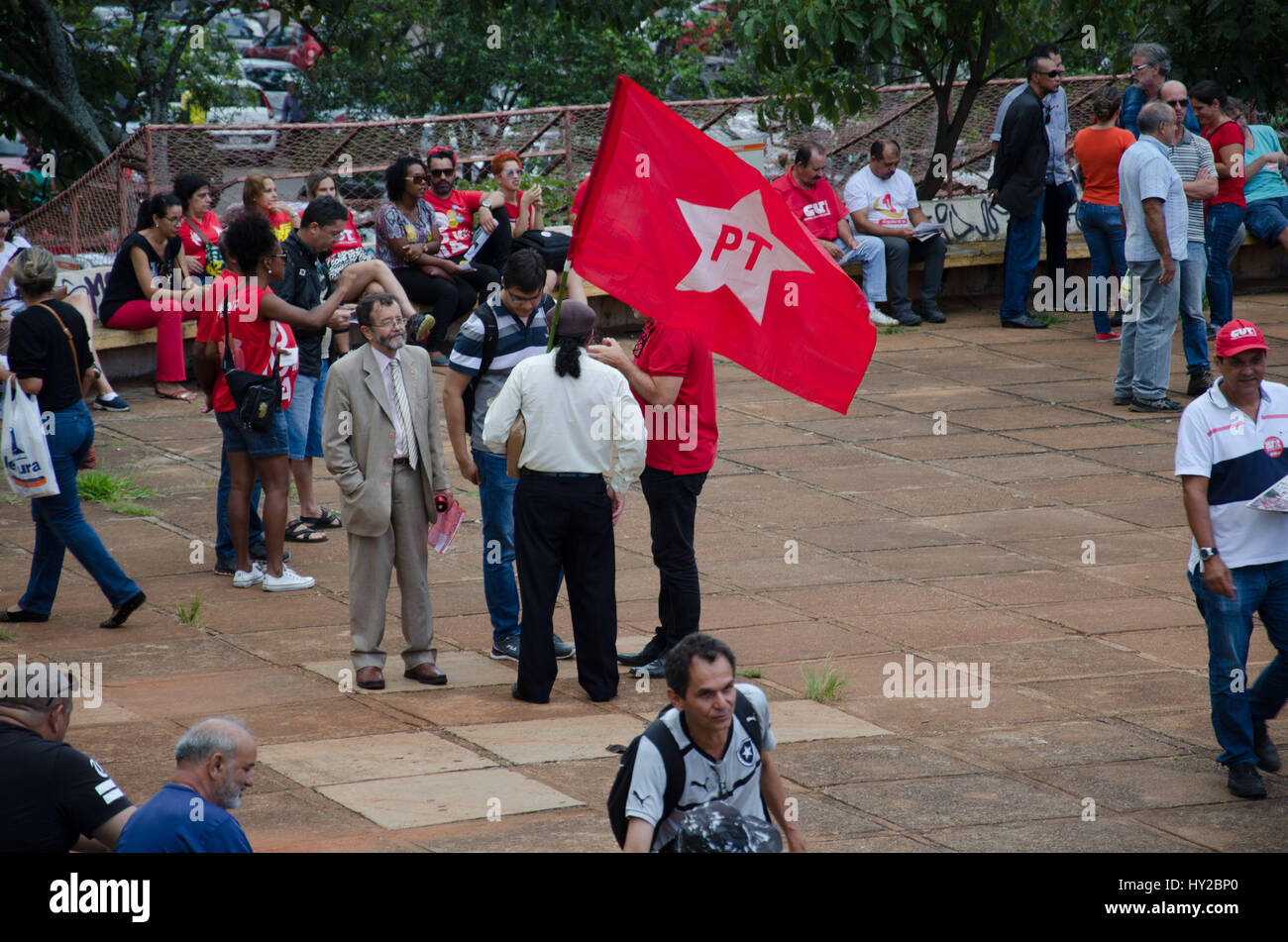 Brasilia, Brésil. 31 mars, 2017. Un peu plus de 200 manifestants se sont réunis à l'extérieur de la Coupe le vendredi (31) pour la Journée nationale de mobilisation contre la réforme des retraites, l'externalisation et l'appel à la grève générale pour la journée 28/04 à Brasilia, DF. (Photo : Demétrius/Fotoarena Abrahão) Crédit : Foto Arena LTDA/Alamy Live News Banque D'Images